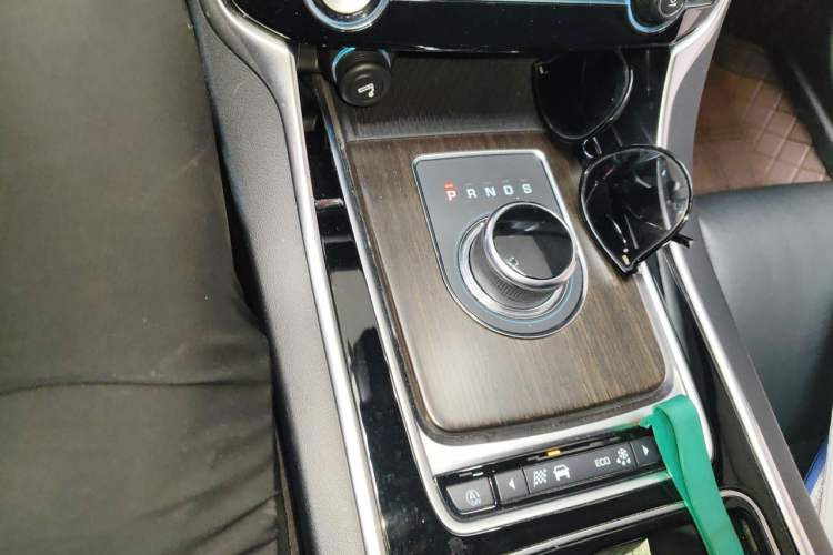 Used Jaguar XFL 2018 XFL 2.0T 200PS Elite Edition Gear Lever
