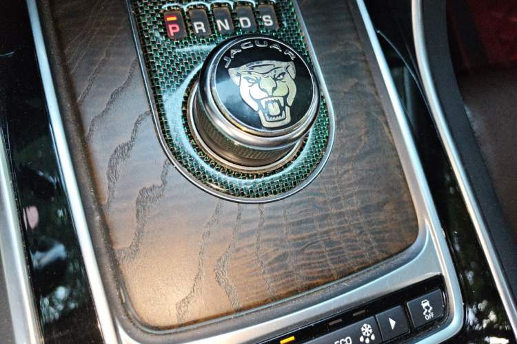 Used Jaguar XFL 2018 XFL 2.0T 250 PS Premium Edition Gear Lever