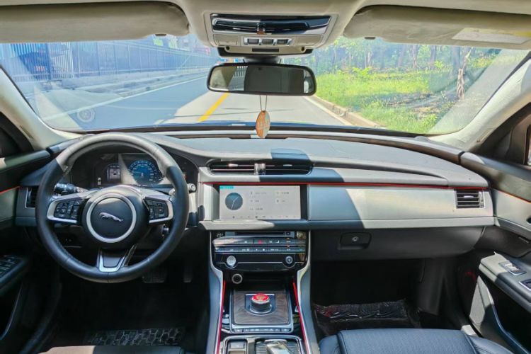 Used Jaguar XFL 2018 XFL 2.0T 250 PS Premium Edition Interior 1