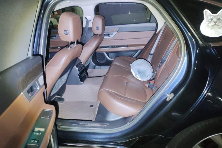 Used Jaguar XFL 2018 XFL 2.0T 250 PS Luxury Edition Interior 4
