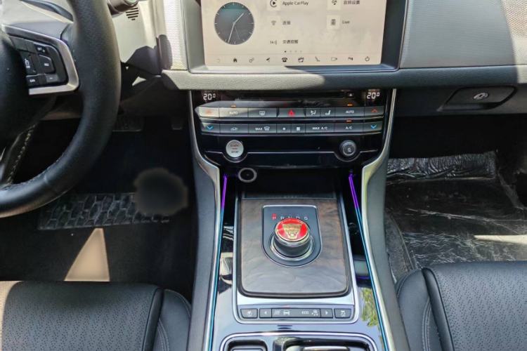 Used Jaguar XFL 2018 XFL 2.0T 250 PS Premium Edition Interior 4