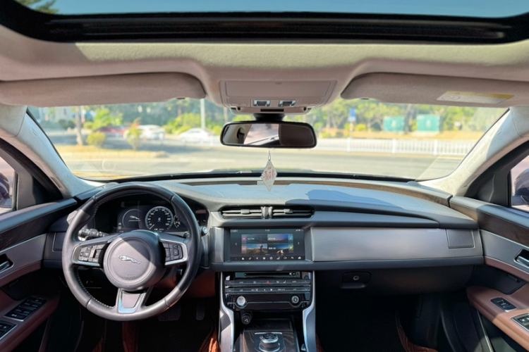 Used Jaguar XFL 2018 XFL 2.0T 250 PS Luxury Edition Interior 4