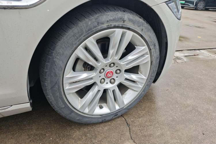 Used Jaguar XFL 2018 XFL 2.0T 250 PS Luxury Edition Right Front Wheel Hub
