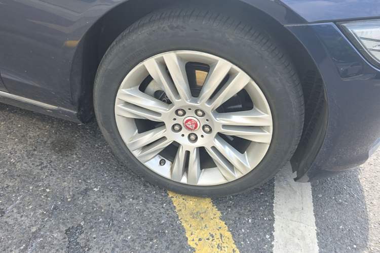 Used Jaguar XFL 2018 XFL 2.0T 250 PS Premium Edition Right Front Wheel Hub
