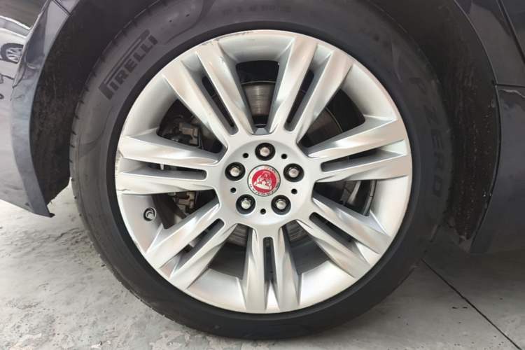 Used Jaguar XFL 2018 XFL 2.0T 250 PS Premium Edition Right Rear Wheel Hub
