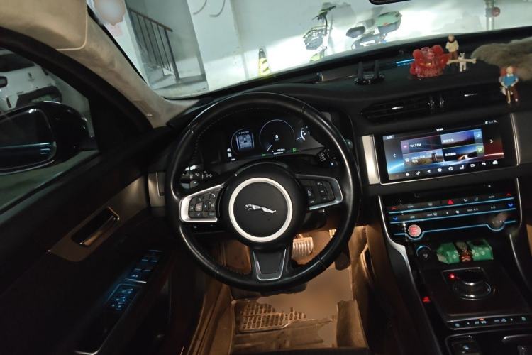 Used Jaguar XFL 2018 XFL 2.0T 250 PS Luxury Edition Steering Wheel