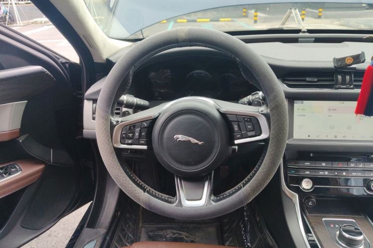 Used Jaguar XFL 2018 XFL 2.0T 250 PS Luxury Edition Steering Wheel
