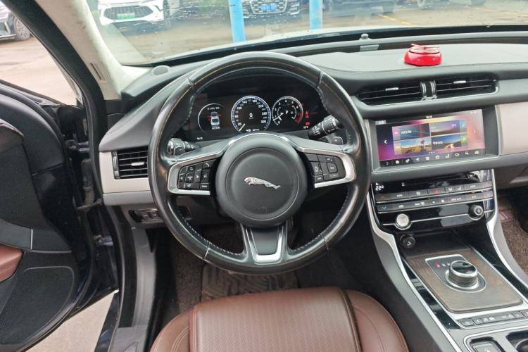 Used Jaguar XFL 2018 XFL 2.0T 250 PS Luxury Edition Steering Wheel