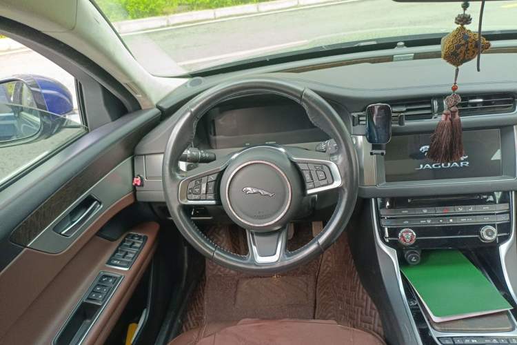 Used Jaguar XFL 2018 XFL 2.0T 250 PS Luxury Edition Steering Wheel