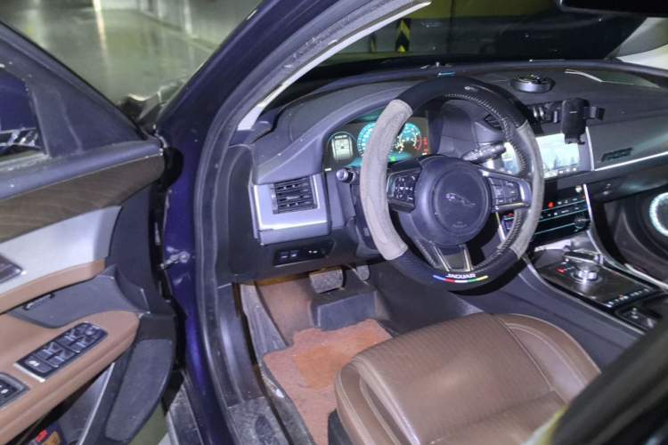Used Jaguar XFL 2018 XFL 2.0T 250 PS Luxury Edition Steering Wheel