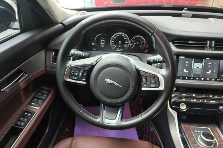 Used Jaguar XFL 2018 XFL 2.0T 250 PS Premium Edition Steering Wheel