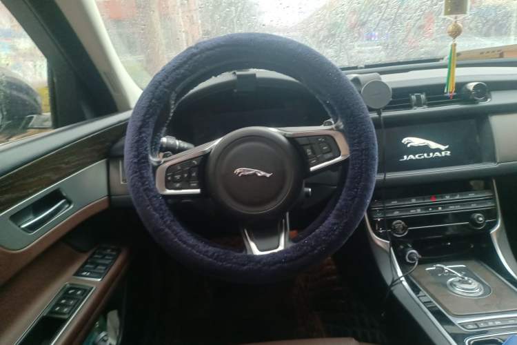 Used Jaguar XFL 2018 XFL 2.0T 250 PS Luxury Edition Steering Wheel