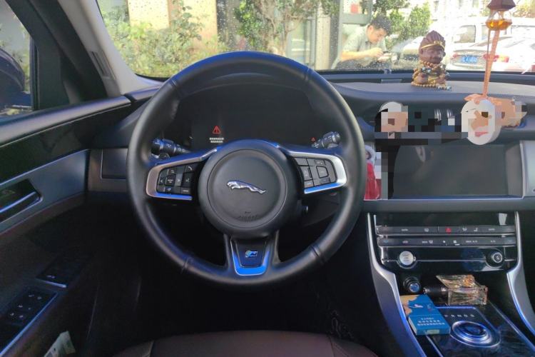 Used Jaguar XFL 2018 XFL 2.0T 250 PS Luxury Edition Steering Wheel