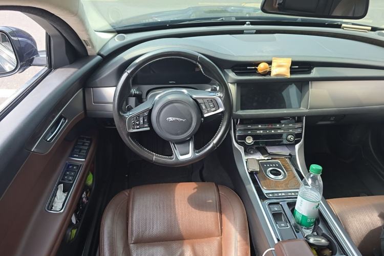 Used Jaguar XFL 2018 XFL 2.0T 250 PS Premium Edition Steering Wheel
