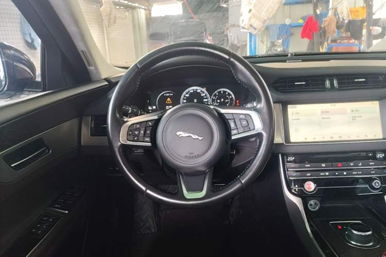 Used Jaguar XFL 2018 XFL 2.0T 250 PS Luxury Edition Steering Wheel