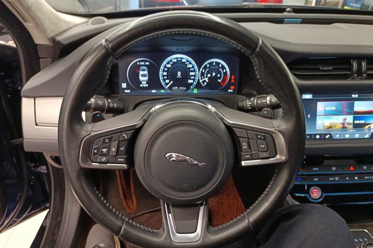 Used Jaguar XFL 2018 XFL 2.0T 250 PS Luxury Edition Steering Wheel