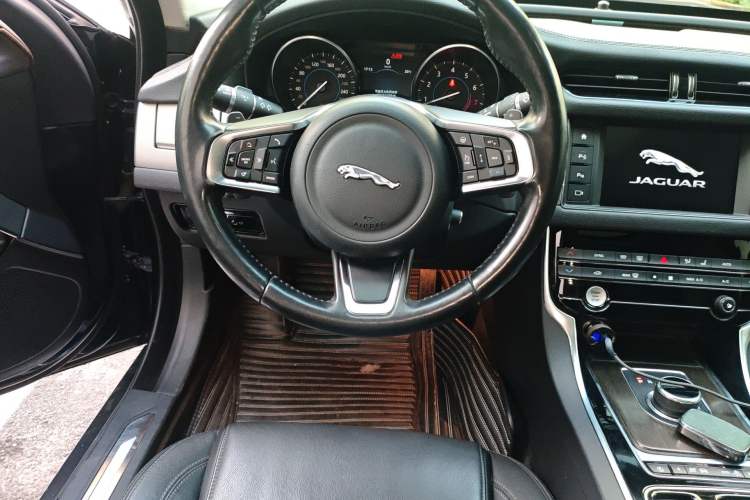 Used Jaguar XFL 2018 XFL 2.0T 200PS Elite Edition Steering Wheel