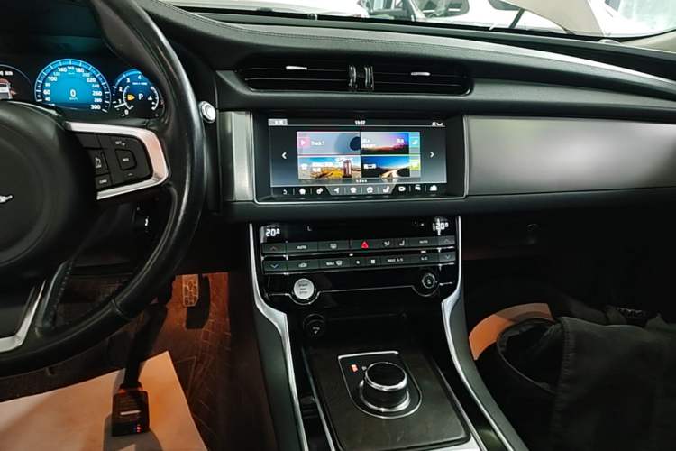 Used Jaguar XFL 2018 XFL 2.0T 250 PS Luxury Edition Audio And AC Panel