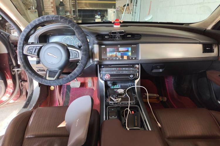 Used Jaguar XFL 2018 XFL 2.0T 250 PS Luxury Edition Center Console