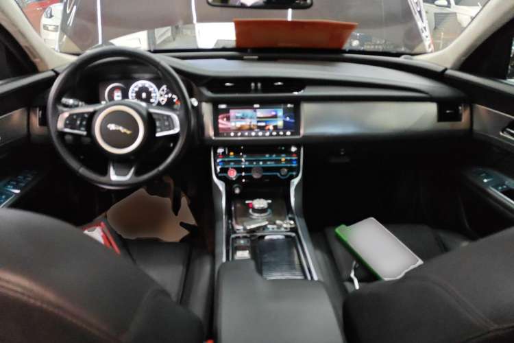 Used Jaguar XFL 2018 XFL 2.0T 250 PS Luxury Edition Center Console