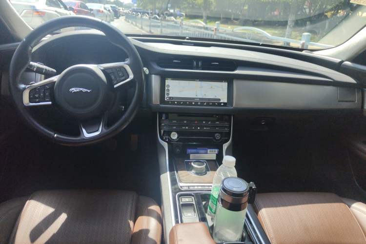 Used Jaguar XFL 2018 XFL 2.0T 250 PS Luxury Edition Center Console