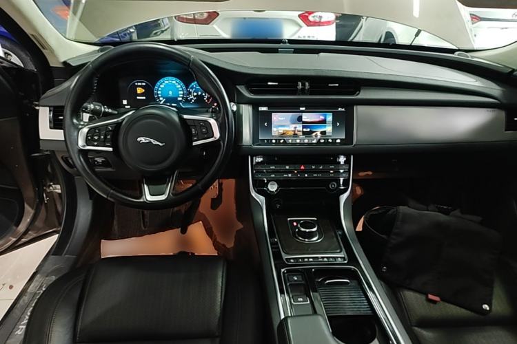 Used Jaguar XFL 2018 XFL 2.0T 250 PS Luxury Edition Center Console