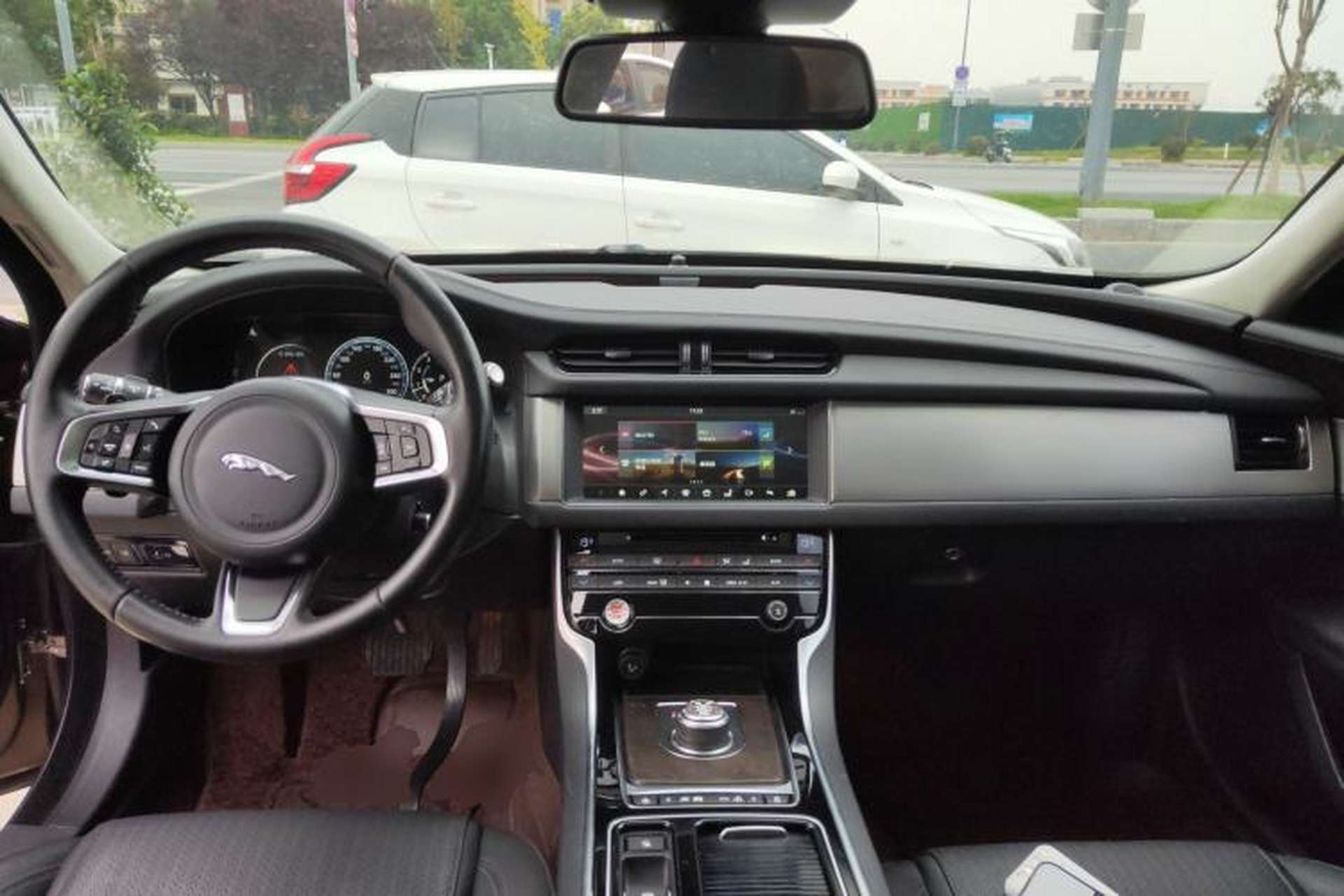 Used Jaguar XFL 2018 XFL 2.0T 250 PS Luxury Edition Center Console