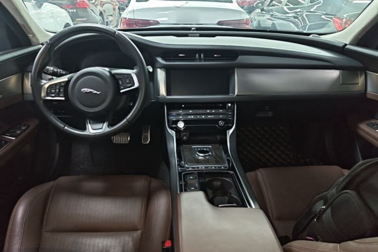 Used Jaguar XFL 2018 XFL 2.0T 250 PS Luxury Edition Center Console