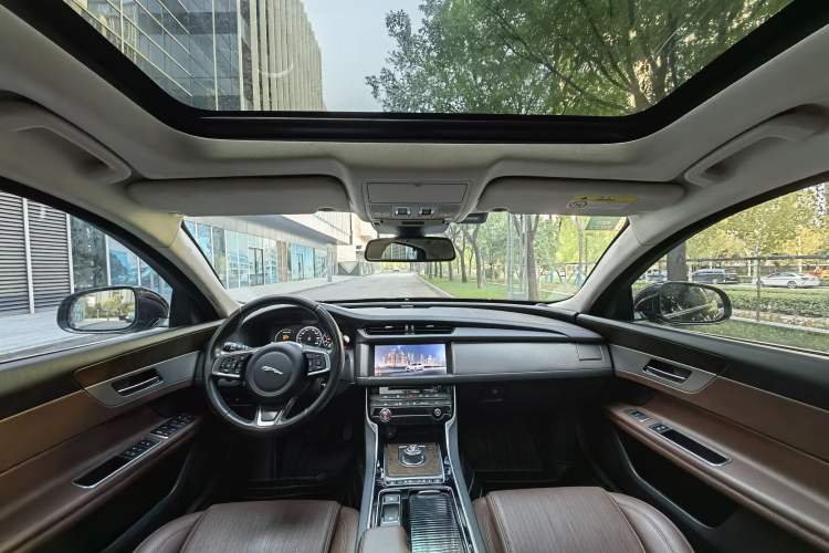 Used Jaguar XFL 2018 XFL 2.0T 250 PS Luxury Edition Center Console