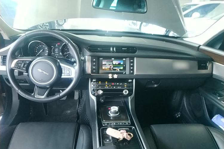 Used Jaguar XFL 2018 XFL 2.0T 200PS Elite Edition Center Console