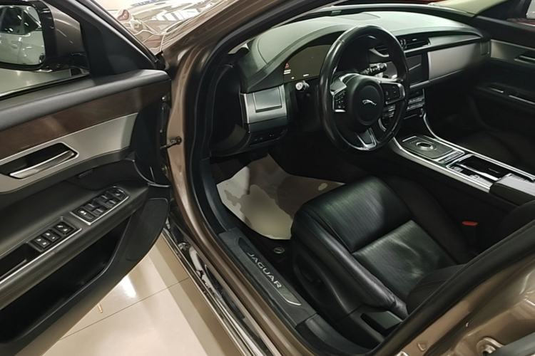 Used Jaguar XFL 2018 XFL 2.0T 250 PS Luxury Edition Driver Seat