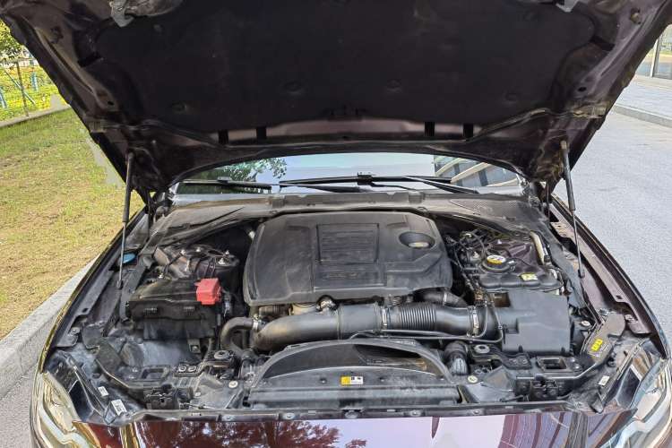 Used Jaguar XFL 2018 XFL 2.0T 250 PS Luxury Edition Engine Bay
