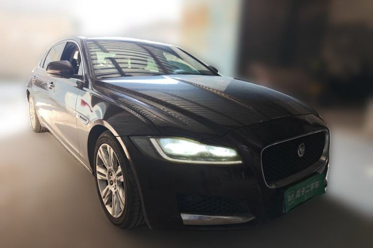 Used Jaguar XFL 2018 XFL 2.0T 250 PS Luxury Edition Front Right 45 Deg