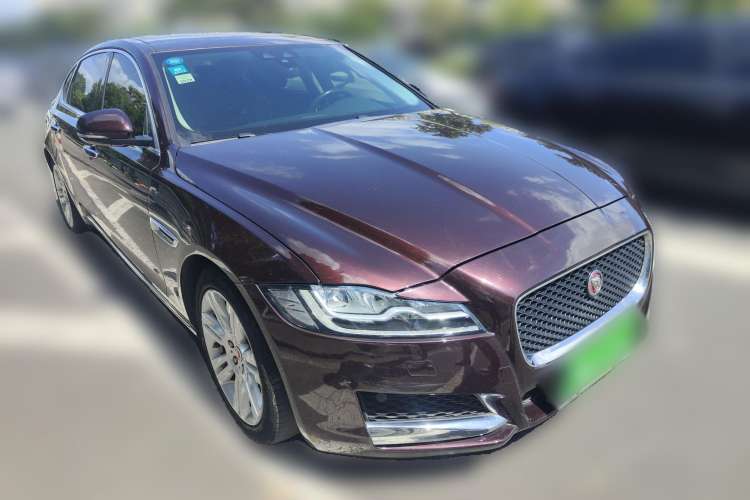 Used Jaguar XFL 2018 XFL 2.0T 250 PS Luxury Edition Front Right 45 Deg