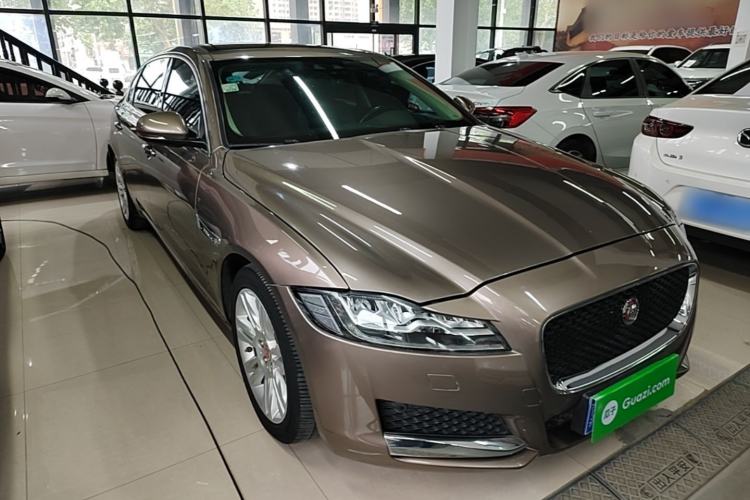 Used Jaguar XFL 2018 XFL 2.0T 250 PS Luxury Edition Front Right 45 Deg