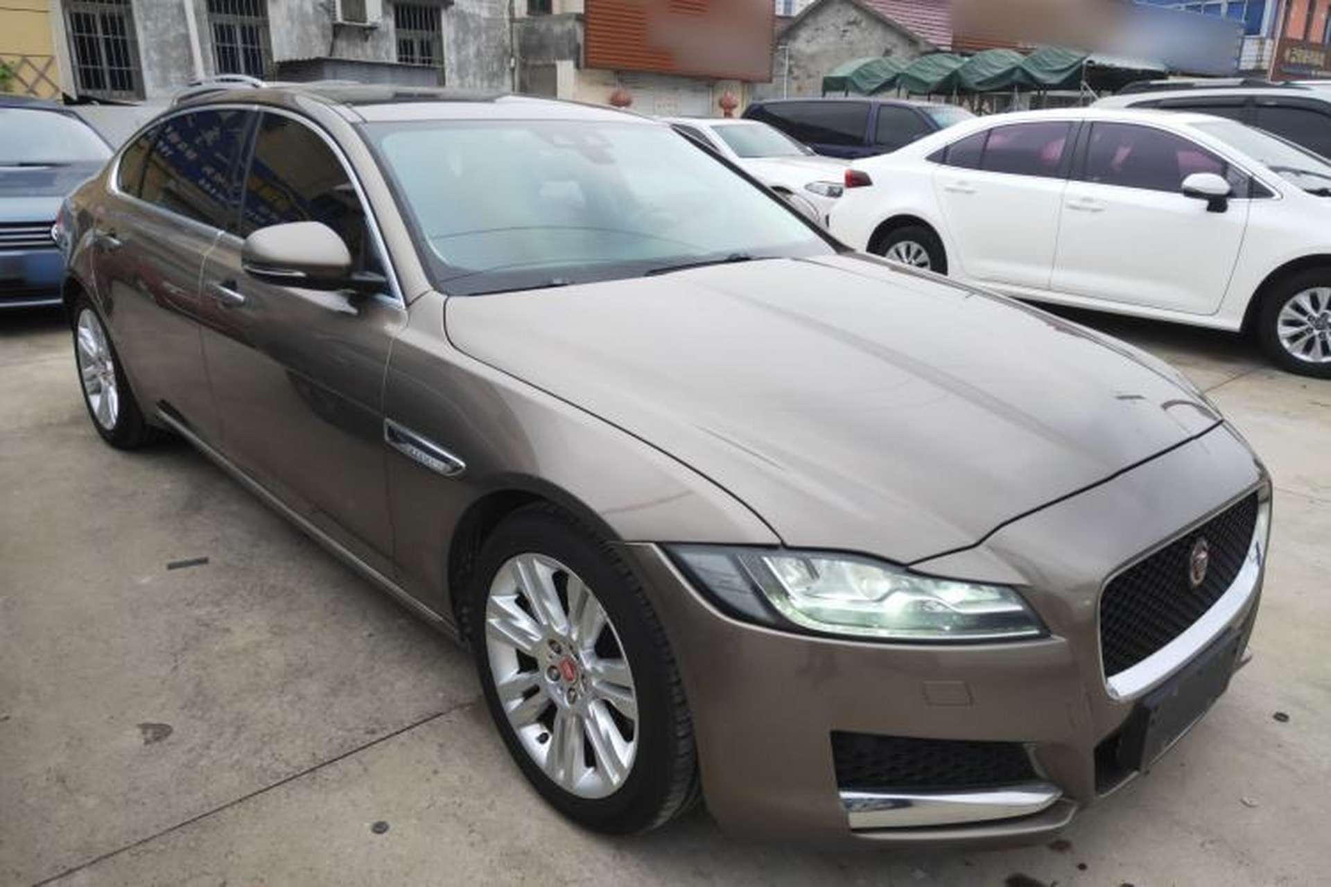 Used Jaguar XFL 2018 XFL 2.0T 250 PS Luxury Edition Front Right 45 Deg