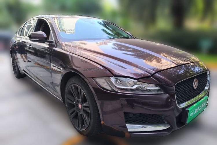 Used Jaguar XFL 2018 XFL 2.0T 250 PS Luxury Edition Front Right 45 Deg