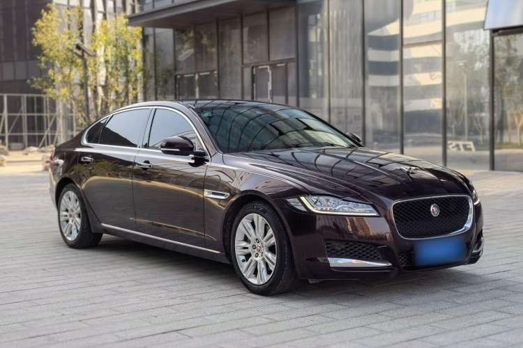 Used Jaguar XFL 2018 XFL 2.0T 250 PS Luxury Edition Front Right 45 Deg