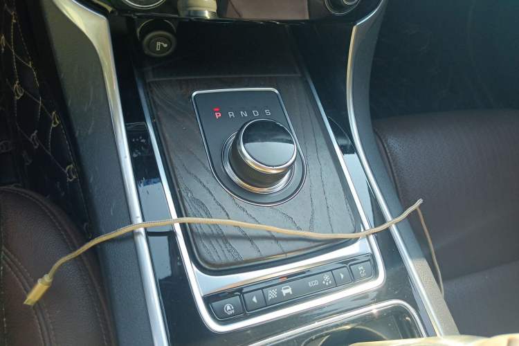 Used Jaguar XFL 2018 XFL 2.0T 250 PS Luxury Edition Gear Lever