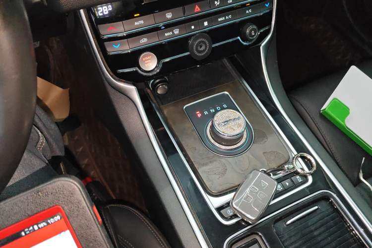 Used Jaguar XFL 2018 XFL 2.0T 250 PS Luxury Edition Gear Lever