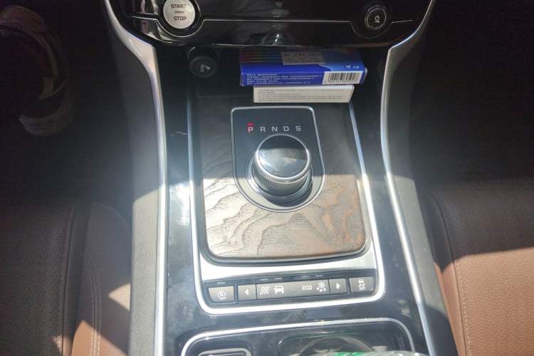 Used Jaguar XFL 2018 XFL 2.0T 250 PS Luxury Edition Gear Lever