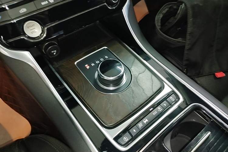Used Jaguar XFL 2018 XFL 2.0T 250 PS Luxury Edition Gear Lever