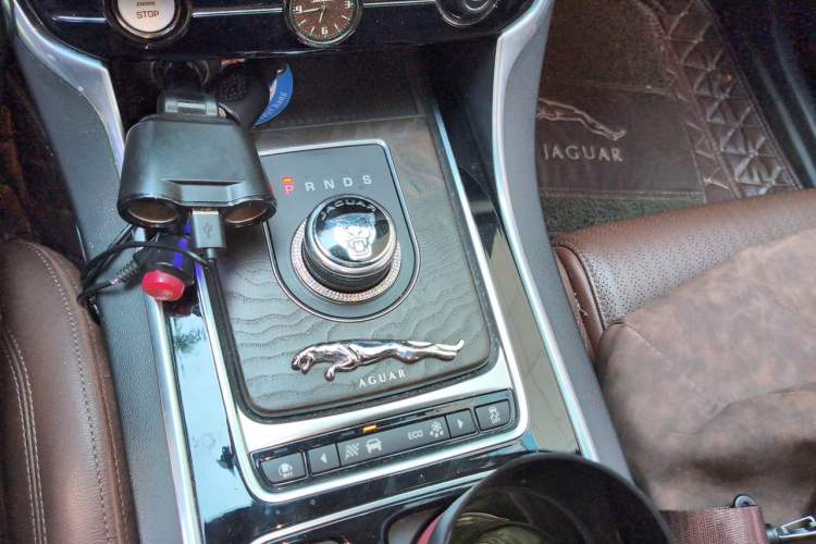 Used Jaguar XFL 2018 XFL 2.0T 250 PS Luxury Edition Gear Lever