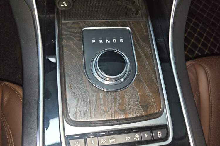 Used Jaguar XFL 2018 XFL 2.0T 250 PS Luxury Edition Gear Lever