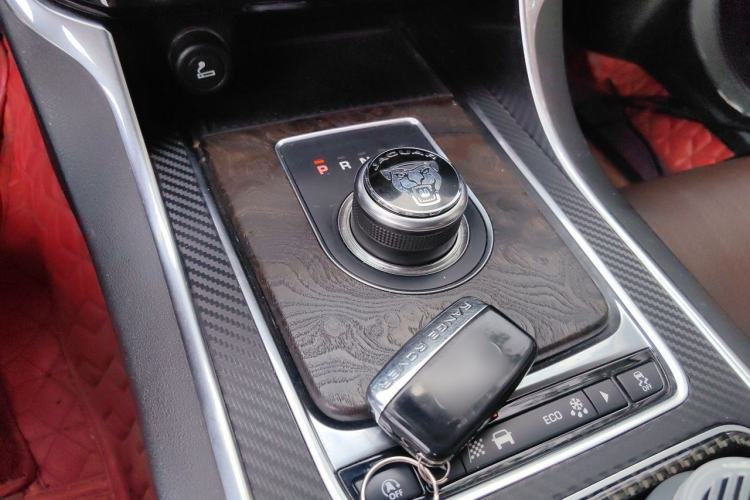 Used Jaguar XFL 2018 XFL 2.0T 250 PS Premium Edition Gear Lever