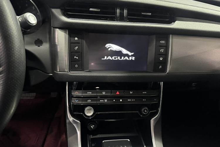 Used Jaguar XFL 2018 XFL 2.0T 200PS Luxury Edition Interior 2
