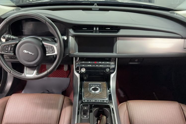 Used Jaguar XFL 2018 XFL 2.0T 250 PS Luxury Edition Interior 2
