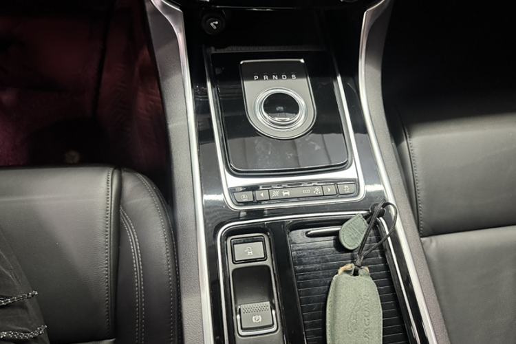 Used Jaguar XFL 2018 XFL 2.0T 200PS Luxury Edition Interior 3