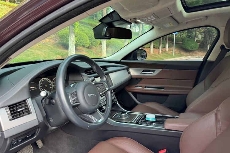 Used Jaguar XFL 2018 XFL 2.0T 250 PS Luxury Edition Interior 9