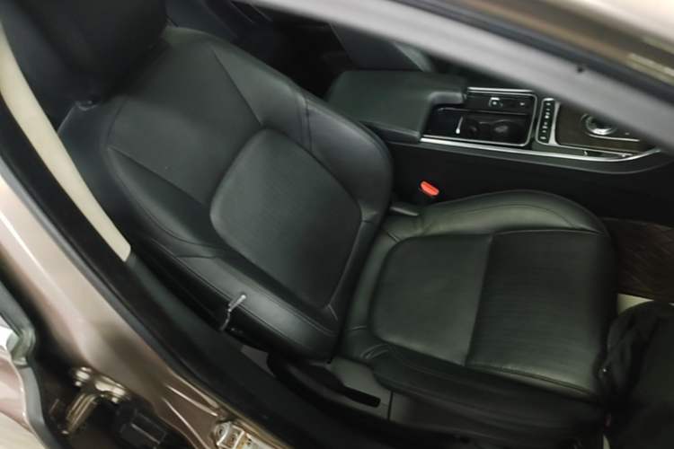 Used Jaguar XFL 2018 XFL 2.0T 250 PS Luxury Edition Right Front Seat